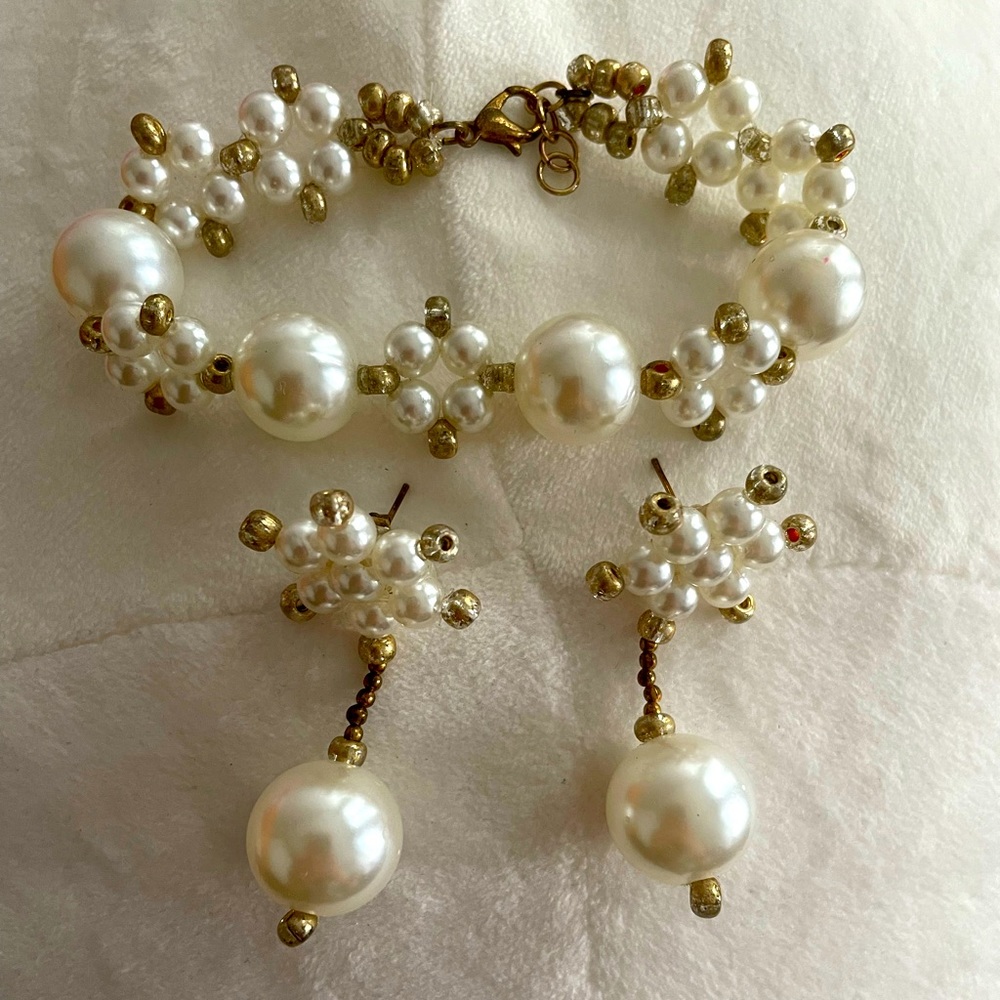 Faux pearl earrings and  bracelet